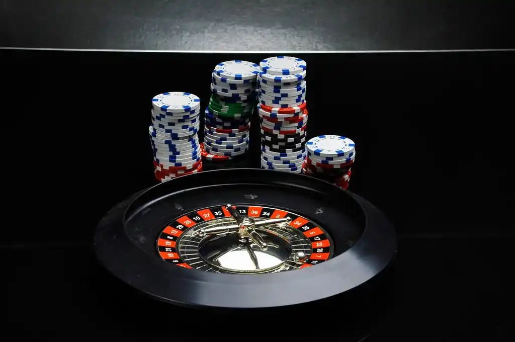 Người chơi sử dụng điện thoại để truy cập game nổ hũ tại xosome